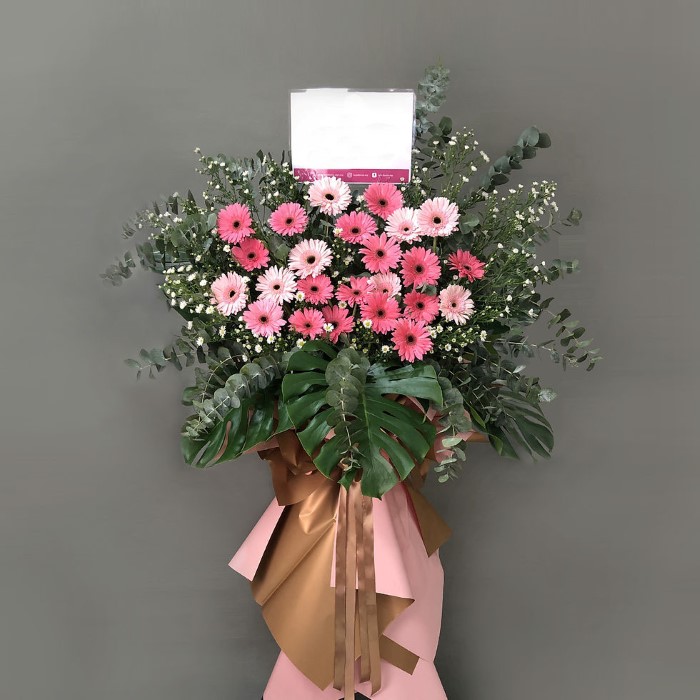 Kệ hoa đồng tiền màu hồng với lá bản to mừng khai trương