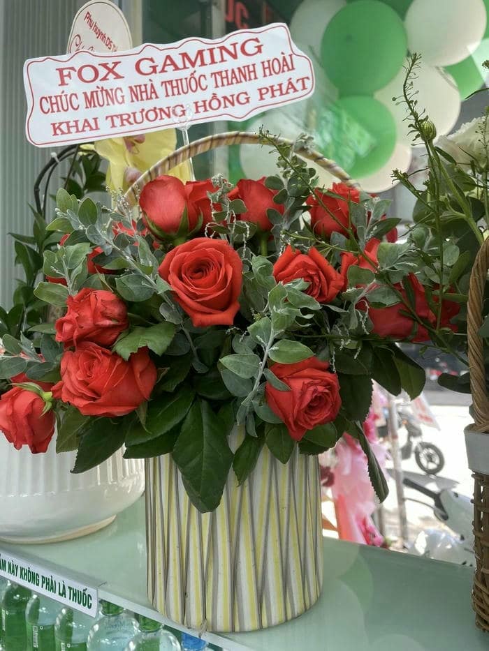 Hộp hoa mừng khai trương nhà thuốc dạng trụ tròn