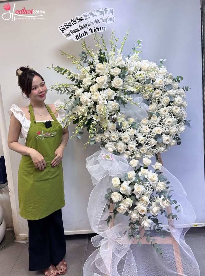 Kệ hoa đám tang màu trắng 2 tầng tại shop hoa tươi tphcm