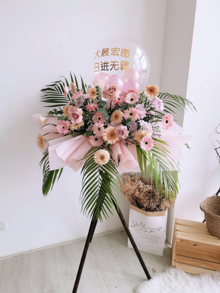 Kệ hoa Hàn Quốc phối với bóng bay chúc mừng khai trương