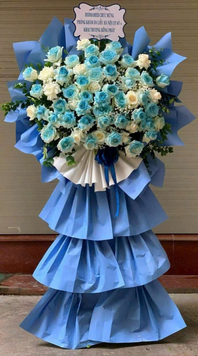 Kệ hoa hồng tone xanh dương tặng công ty du lịch