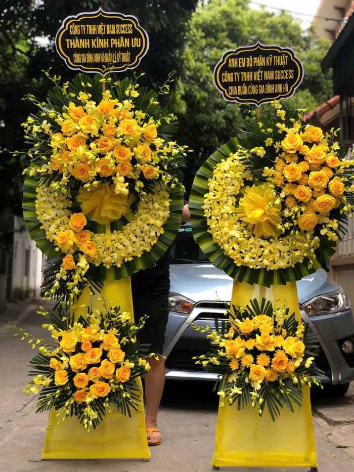 Vòng hoa hồng vàng 2 tầng chia buồn cùng gia đình