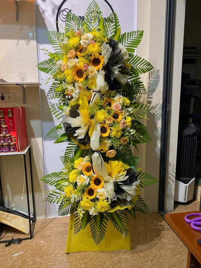 Hoa hướng dương làm điểm nhấn trên kệ hoa đám tang