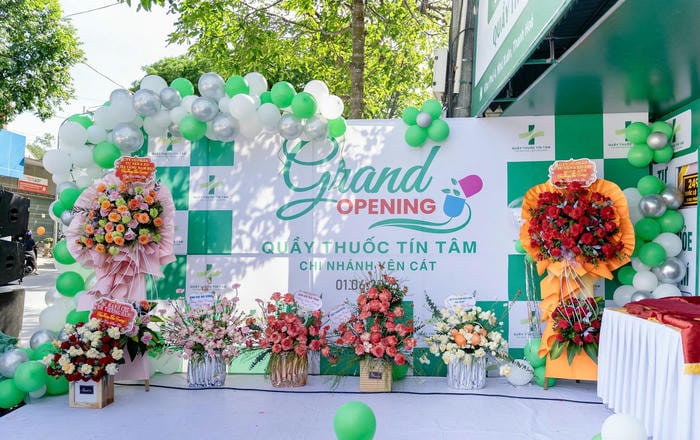 Kệ hoa khai trương nhà thuốc 2 tầng tone cam - hồng