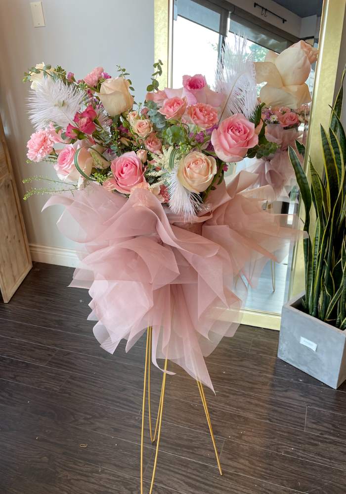 Kệ hoa chúc mừng khai trương tone hồng mini chất liệu hợp kim