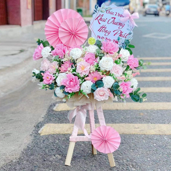 Kệ hoa khai trương màu hồng để bàn chất liệu gỗ cứng chống mối mọt