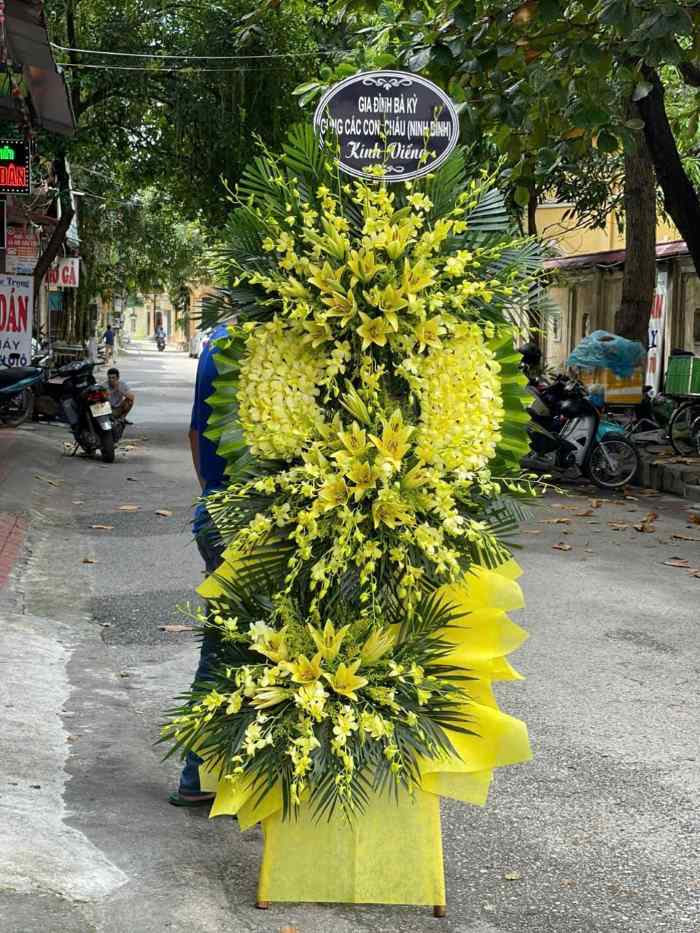 Kệ hoa lan Thái vàng phối ly vàng dành cho đám tang