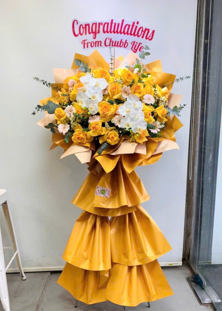 Kệ hoa mừng khai trương tone vàng dành cho không gian lớn