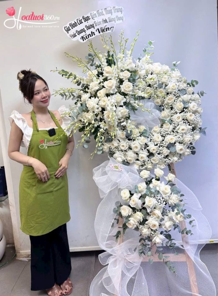 Kệ hoa tang lễ kính viếng tại shop hoa giá rẻ quận 7