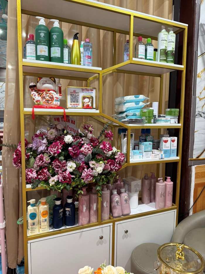 Lẵng hoa mừng khai trương spa chưng kệ nhỏ gọn, tinh tế