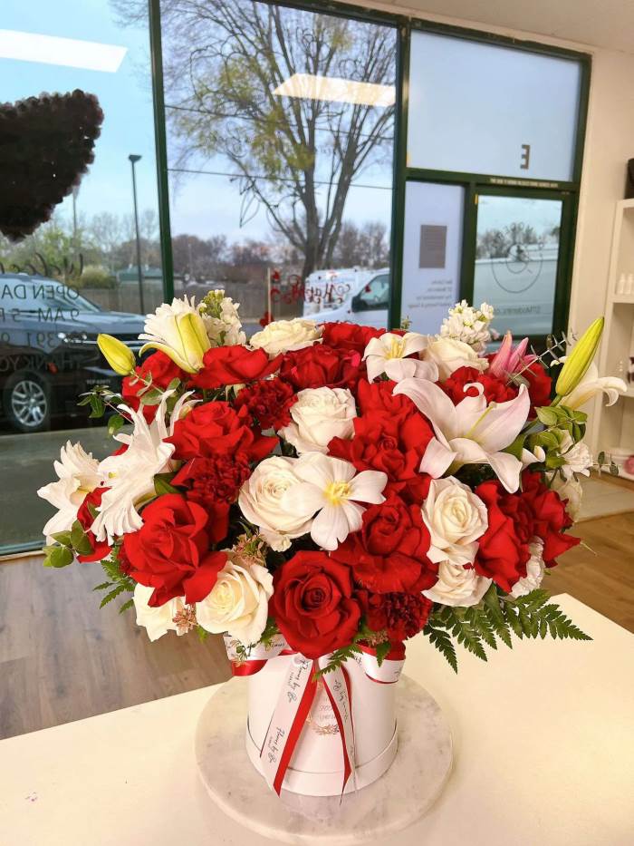 Lẵng hoa hồng sáp tone trắng đỏ