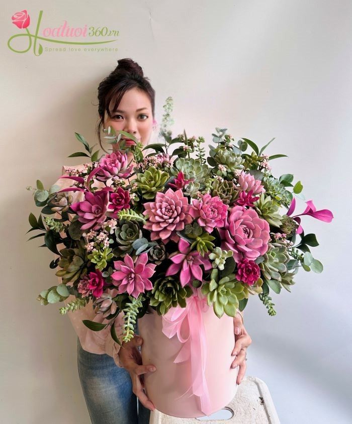 Lẵng hoa sen đá tone hồng mừng ngày tốt nghiệp