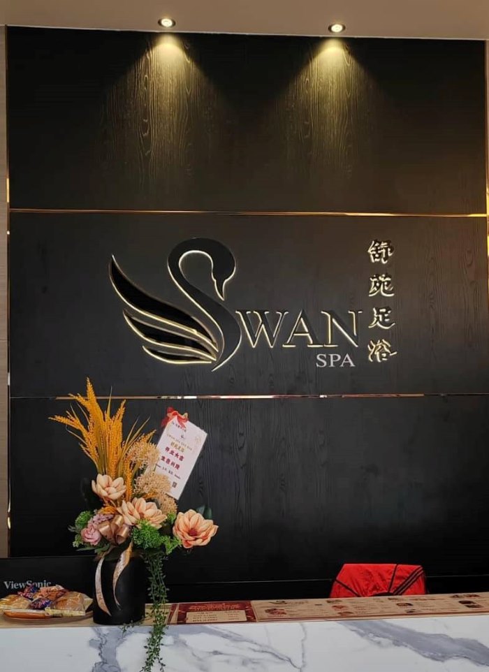 bình hoa mừng khai trương spa thiết kế đơn giản phù hợp phong cách spa