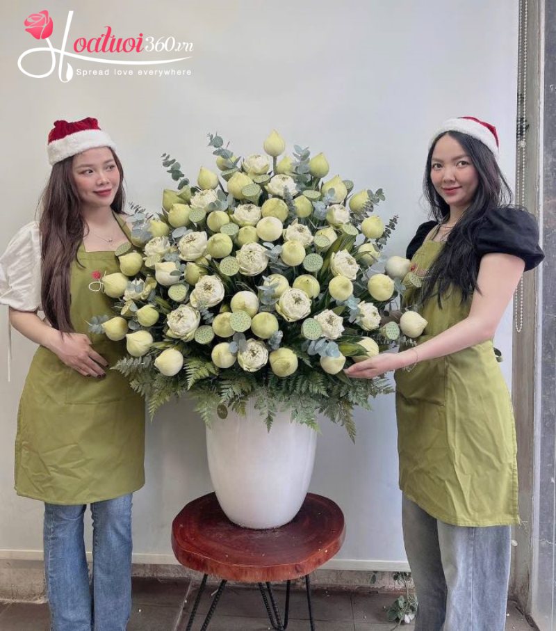 Chậu hoa sen trắng lễ Phật Đản