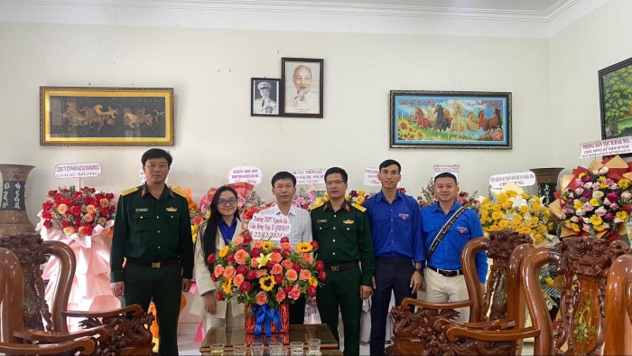 Kệ hoa đầy màu sắc mừng ngày 22/12