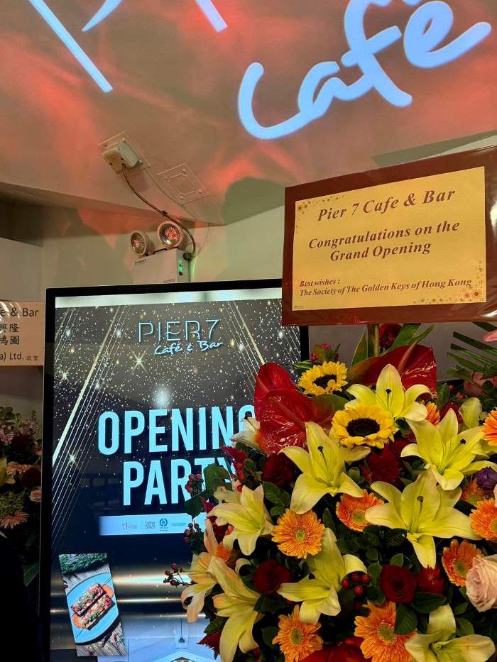 Lẵng hoa ly vàng mừng khai trương quán cà phê & bar