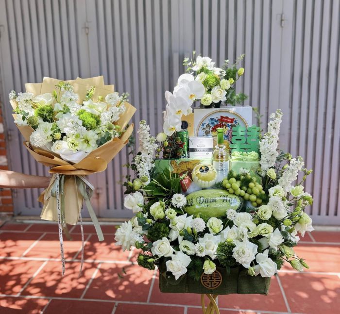 mẫu tráp dạm ngõ miền Bắc kèm bó hoa tươi tặng vợ