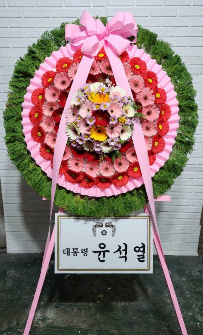 Vòng hoa chúc mừng kiểu Hàn Quốc tone hồng đỏ