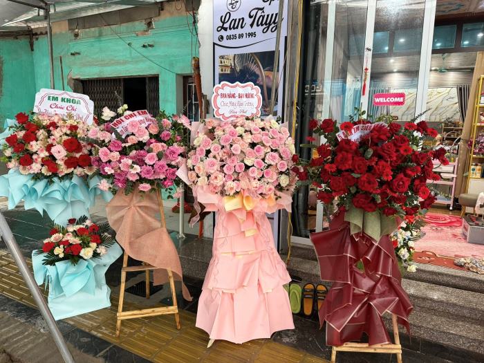 Những kệ hoa tươi mừng khai trương spa rực rỡ màu sắc