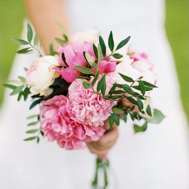 Bó hoa cẩm chướng cầm tay cô dâu ngọt ngào
