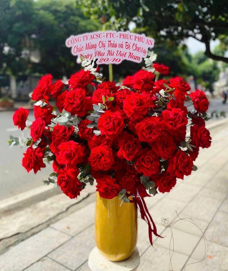 Bình hoa khai trương đẹp với hoa hồng đỏ nổi bật