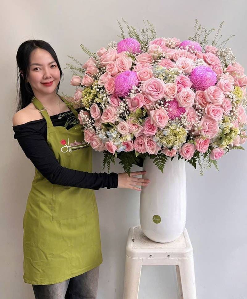 Lẵng hoa khai trương thiết kế hiện đại với hoahồng và cúc mẫu đơn