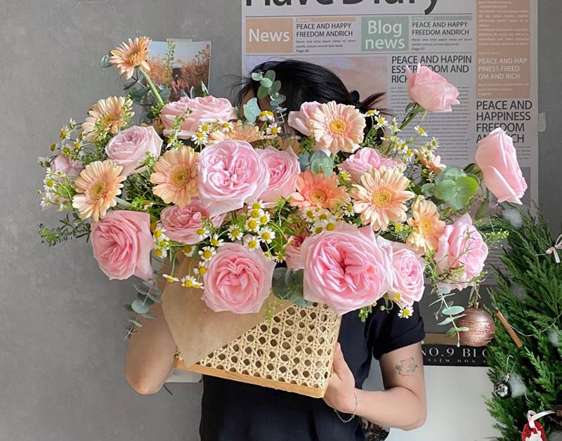 Giỏ hoa khai trương mini đơn giản gửi tặng bạn bè