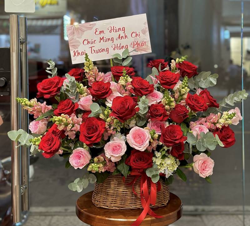 Giỏ hoa khai trương mix nhiều loại hoa tươi tạo sự rực rỡ
