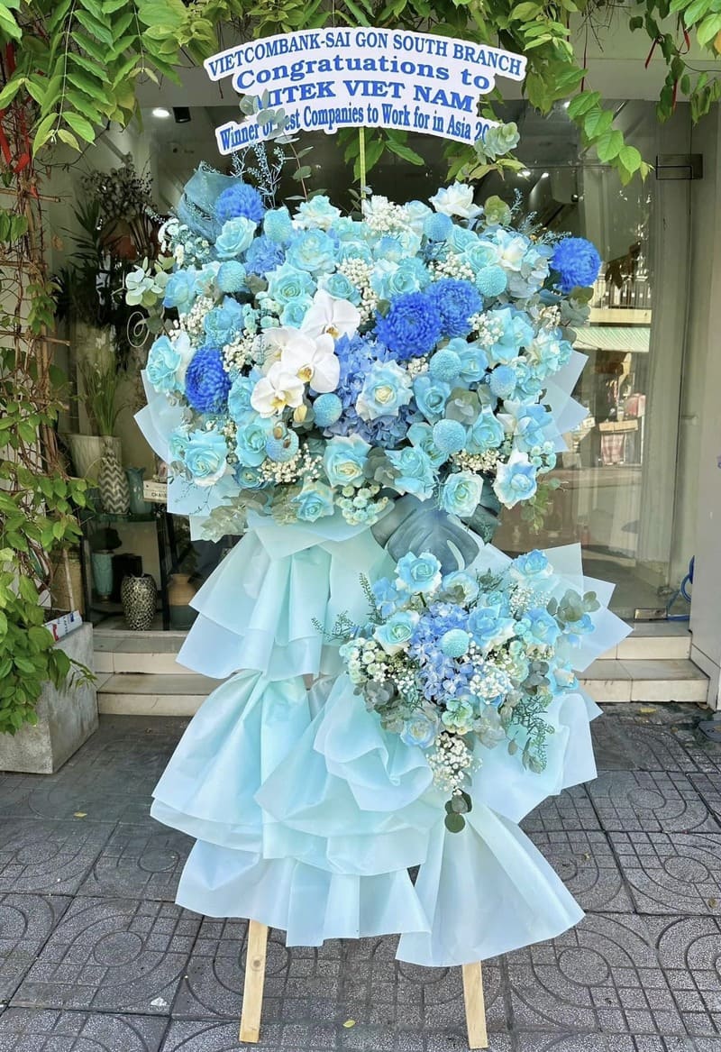 Kệ hoa khai trương màu xanh dương chúc cửa hàng làm ăn phát đạt