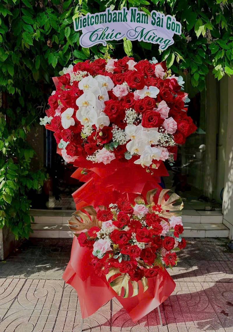 Kệ hoa khai trương tông đỏ gửi lời chúc phát đạt