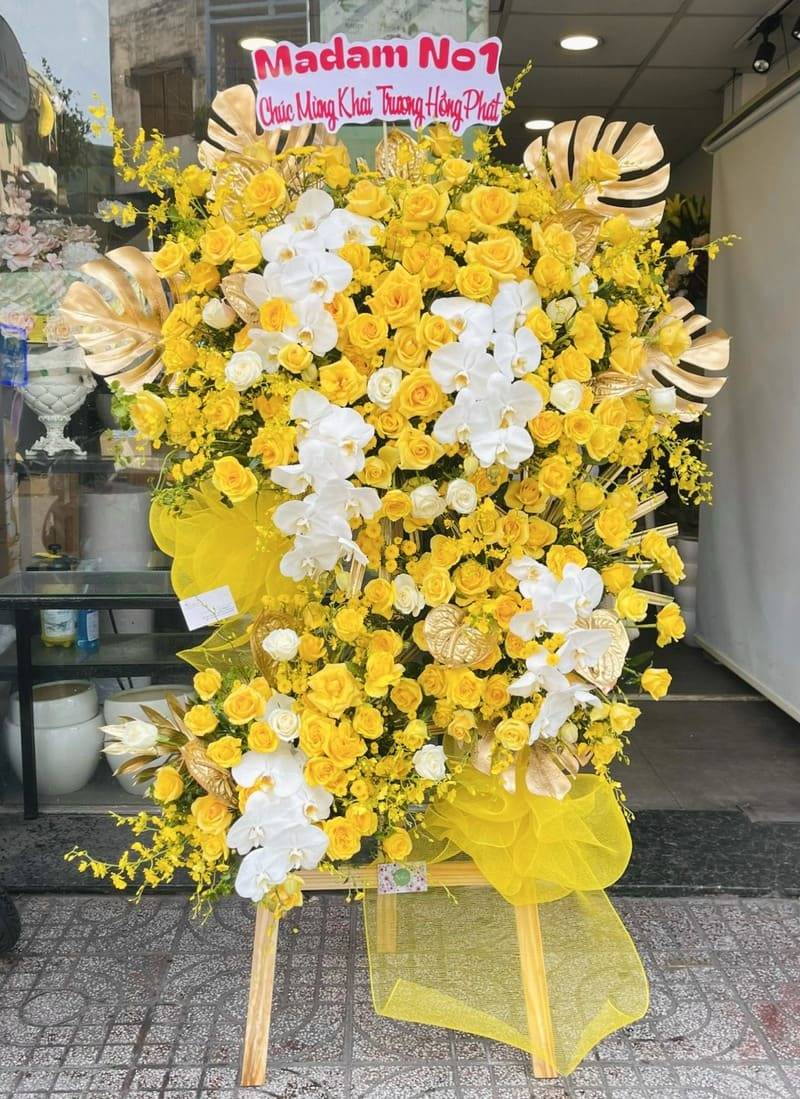 Kệ hoa khai trương ba tầng tạo sự hoành tráng cho buổi lễ