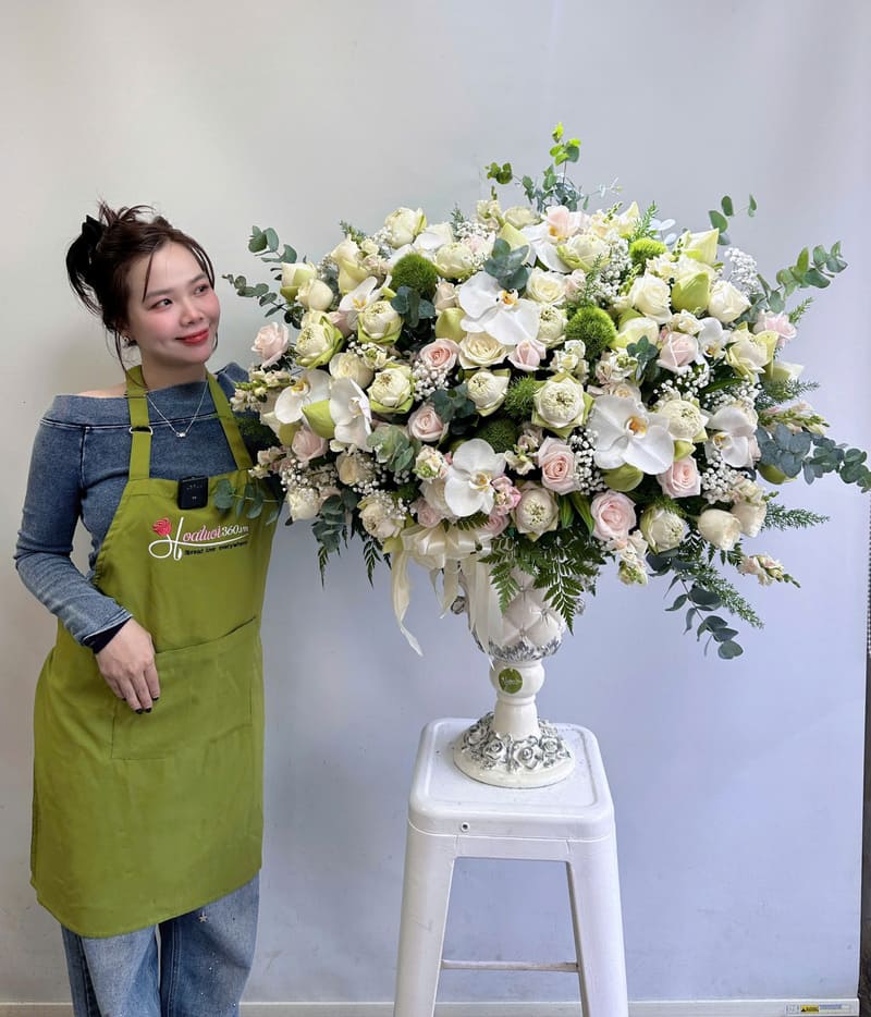 Bình hoa sen trắng khai trương thanh lịch, hiện đại