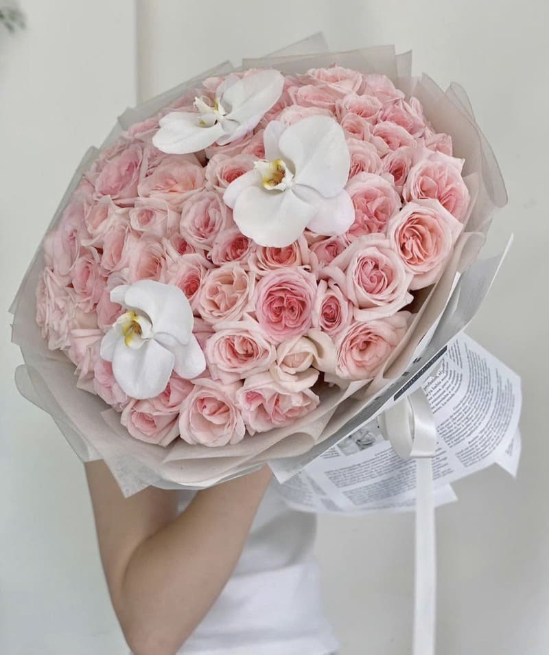 Bó hoa sinh nhật pastel phối lan hồ điệp trắng thanh lịch