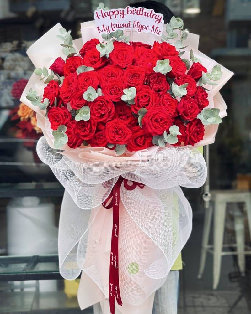 Bó hoa sinh nhật hồng đỏ phối lá bạc, nổi bật cho ngày sinh nhật