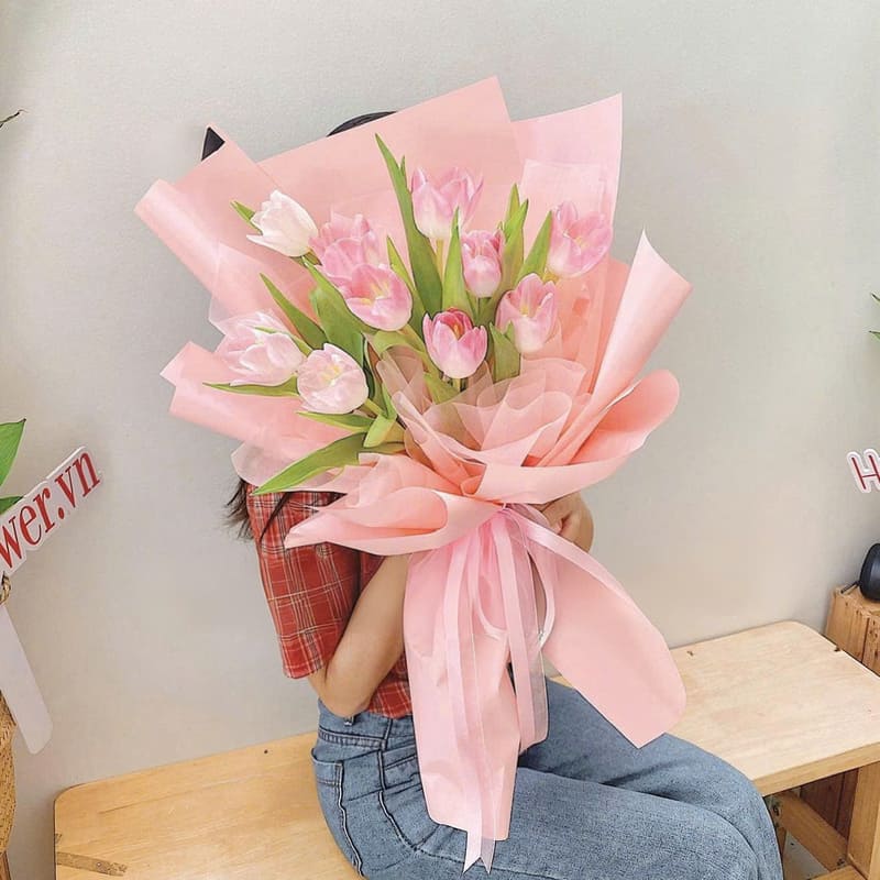 Bó hoa sinh nhật tulip trắng hồng pastel, dễ thương.