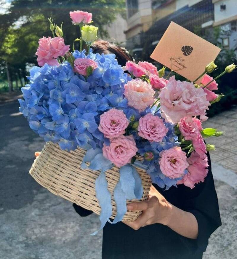 Giỏ hoa sinh nhật cẩm tú cầu xanh phối hoa hồng tinh tế, lịch sự