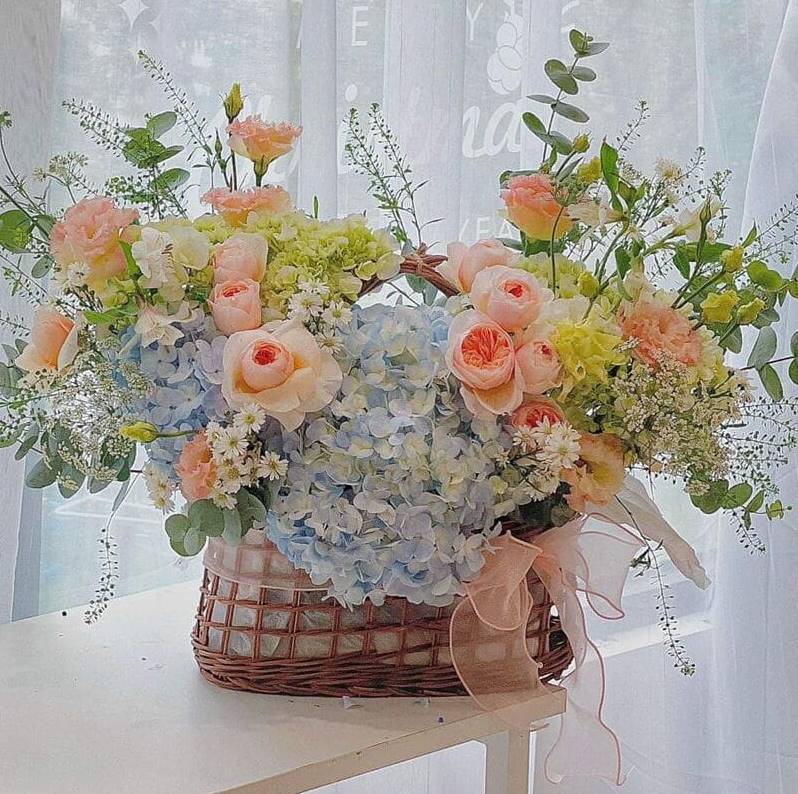 Giỏ hoa sinh nhật cẩm tú cầu phối hồng pastel nhẹ nhàng