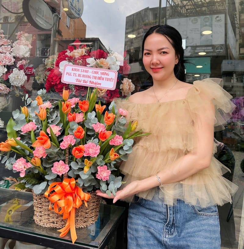 Giỏ hoa tulip mix nhiều màu rực rỡ, bắt mắt