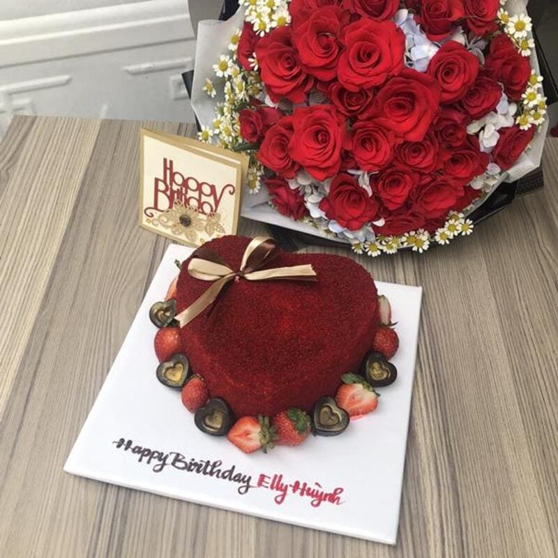 Set hoa tươi và bánh kem sinh nhật ngọt ngào tặng bạn gái