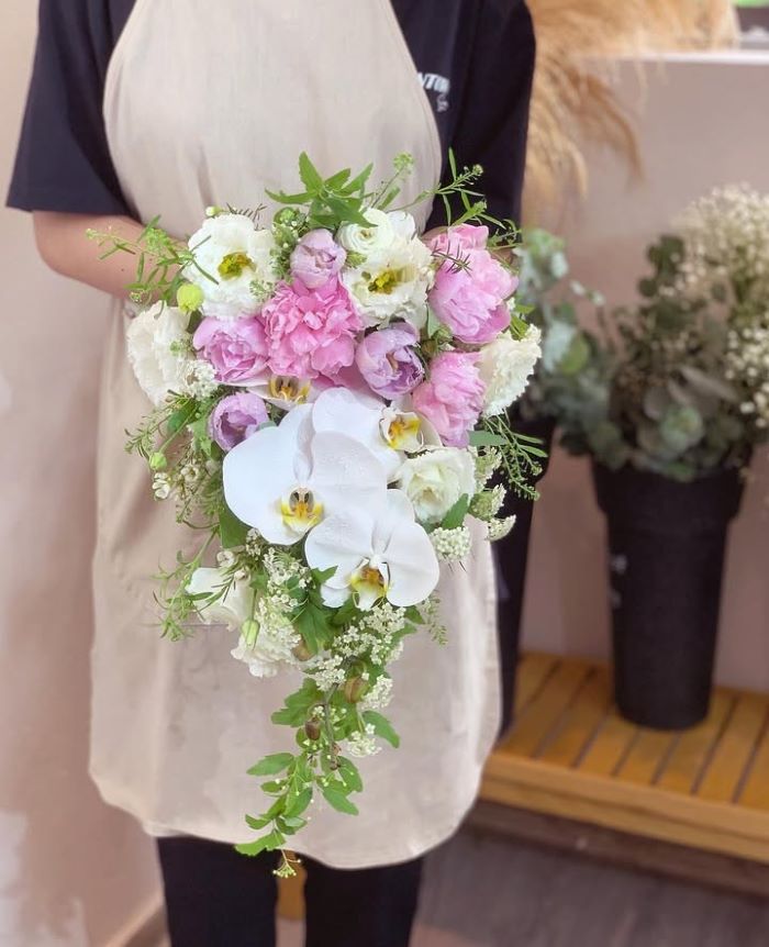 Kiểu hoa cô dâu cầm tay dáng teardrop