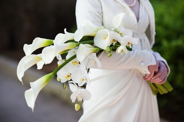 Hoa cầm tay cô dâu dáng dài 