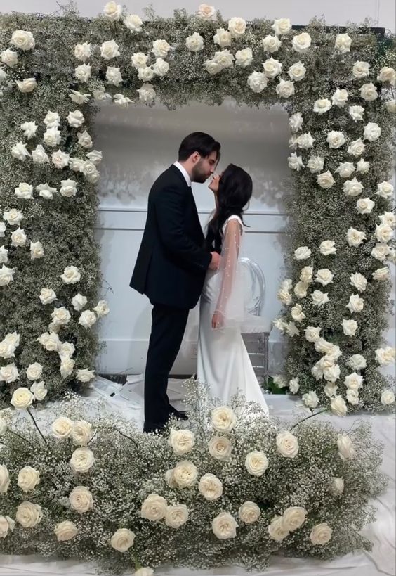 Bữa tiệc cưới được trang trí trang hoàng với hoa hồng Ohara trắng