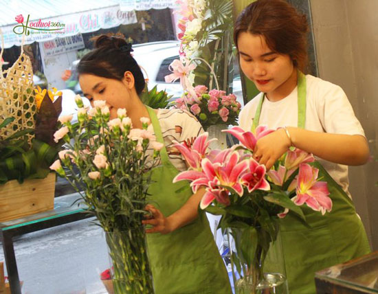 Thợ cắm hoa shop hoa Đống Đa